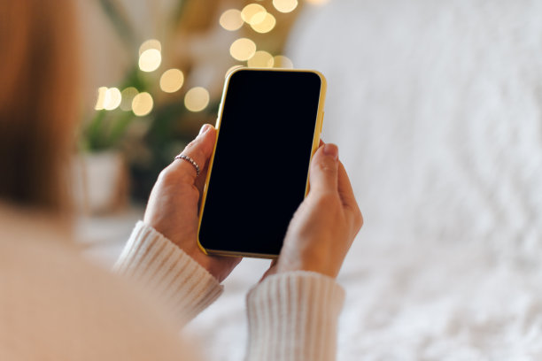 女人手里拿着黑屏智能手机图片下载