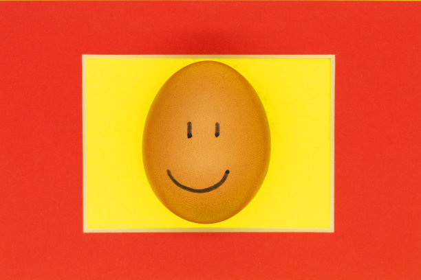 红框里带着微笑的复活节彩蛋。复活节的概念图片下载