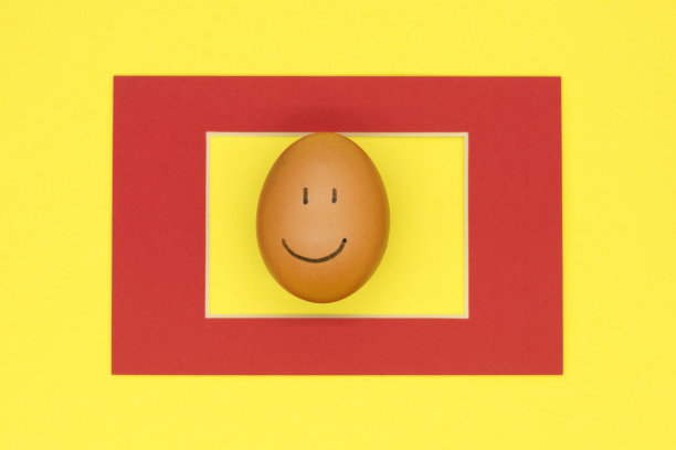 红框里带着微笑的复活节彩蛋。复活节的概念图片下载