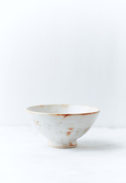 传统的陶瓷碗在明亮的背景。副本的空间。图片下载