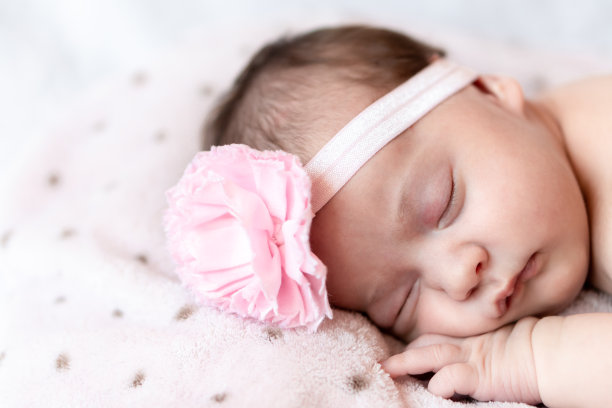 童年，关怀，母亲，健康，医学，儿科学概念-靠近小和平平静的赤裸的婴儿，新生的女婴在粉红色的帽子睡觉休息，在柔软的床上趴着睡图片下载