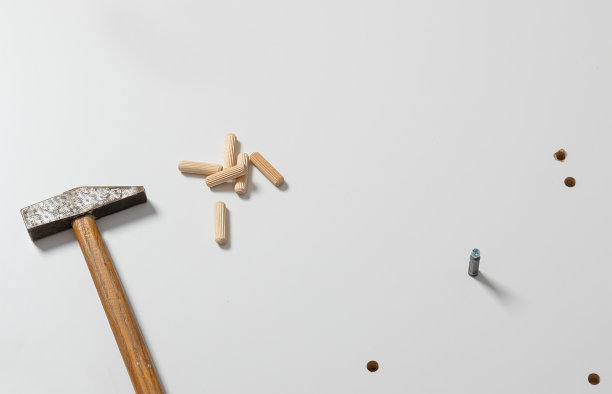 轻板上的旧锤子和木钉。图片下载