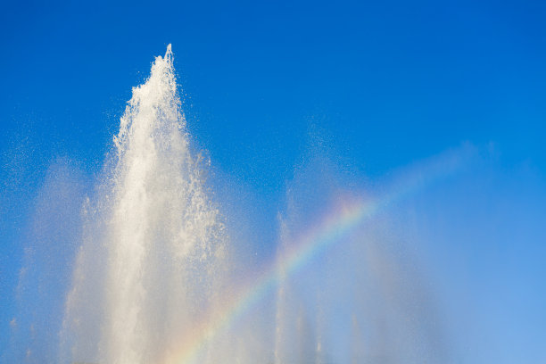 奥地利维也纳的施瓦辛格广场喷泉和彩虹图片下载
