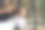 一个男孩在美发师的头上洗完澡后用毛巾擦干图片下载