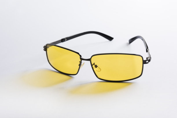 黄色太阳眼镜在白色背景。图片下载