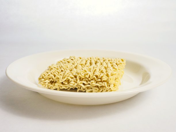 白色汤碗里的生拉面砖图片下载