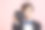 穿着男士套装和复古发型的漂亮女孩摄影师。在工作室里，以粉红色为背景，对着相机摆姿势素材图片