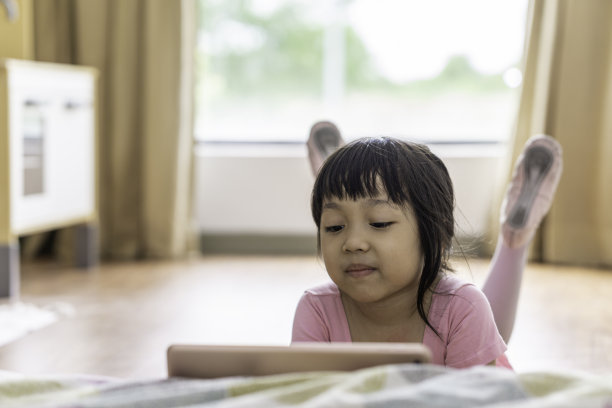 可爱的亚洲女孩芭蕾课通过网上方法库存照片图片下载