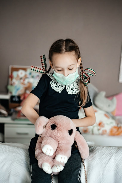 一个戴着医用口罩的孩子可以保护自己免受病毒感染。图片下载