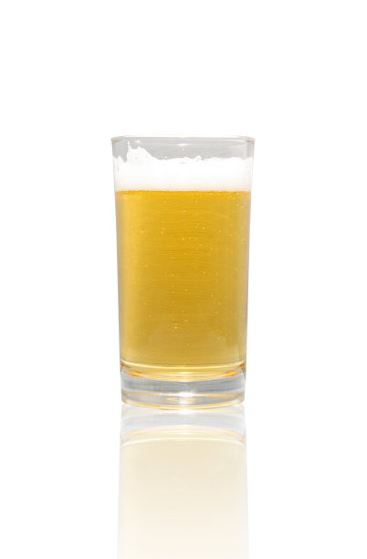 啤酒收藏-玻璃冷藏啤酒。在白色背景上隔离图片下载