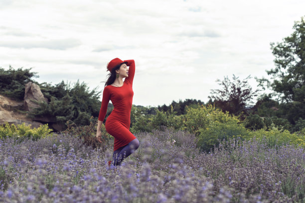 和一个女孩在夏日花园里散步图片下载