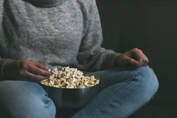 拿着一碗爆米花看电视图片下载