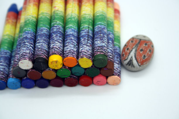 用彩色蜡笔在白色背景上作画。图片下载