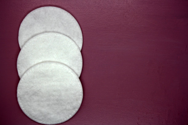 粉色背景上的白色棉垫。图片下载