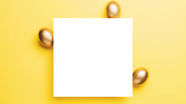 复活节的边界。金色，白色的蛋在柔和的黄色背景在快乐复活节装饰。平躺，俯视图。图片下载