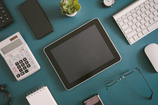俯视图的办公桌桌子与平板电脑和智能手机的背景，平面设计师，创意设计师的概念。图片下载