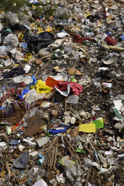 由于海滩上的工业废料造成的级配。图片下载