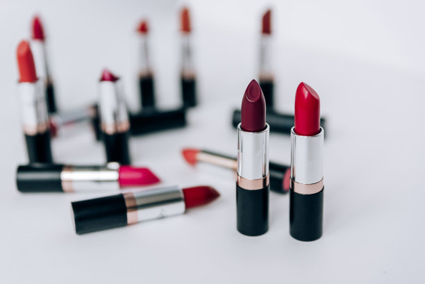 在浅色背景上使用不同颜色的口红图片下载