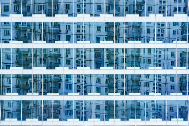 办公大楼位于商业城市中心。图片下载