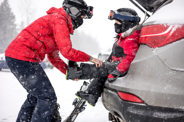 新冠肺炎大流行期间母子准备滑雪图片下载