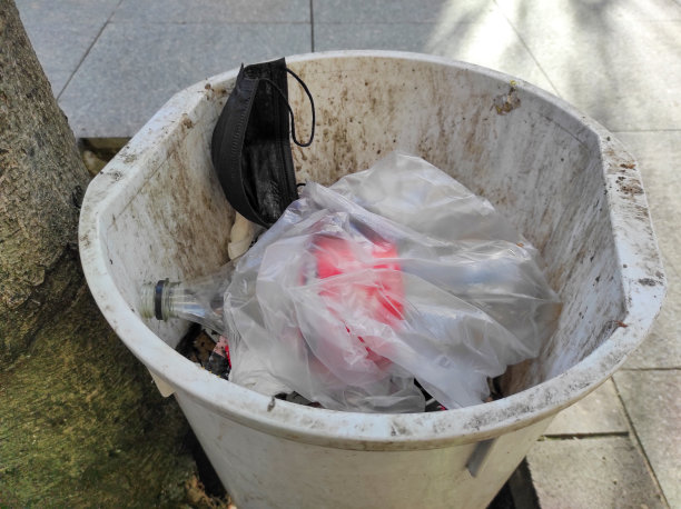 垃圾桶里的面具图片下载