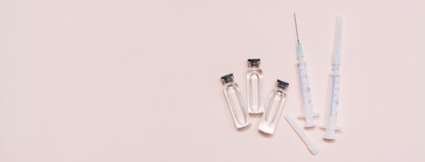 疫苗接种和免疫。疫苗瓶和干净的注射器。前视图。副本的空间。网络横幅图片下载