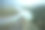 岩石与草和地衣观赏大山河在雾。美丽的山地景观与大岩石与植物背景下的宽山区河流在雨天。大气的风景。图片下载
