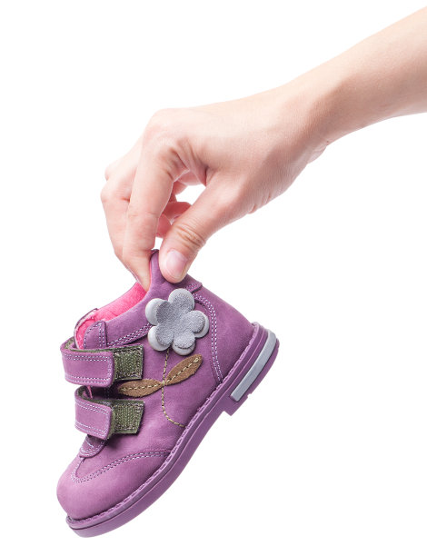 女手上的洋红童靴。在白色背景上隔离图片下载