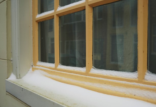 古老的窗户上覆盖着som新鲜的雪图片下载