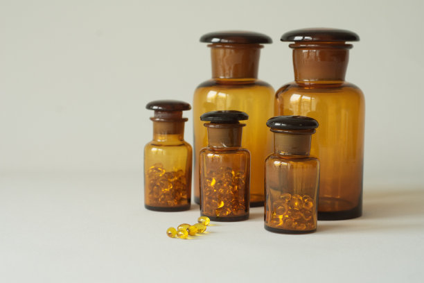 装着药丸的旧药瓶图片下载