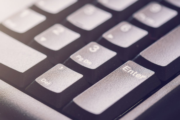 笔记本电脑黑色键盘上的回车键图片下载