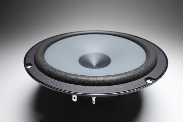 新车音箱在白色背景的对比光。广角音频背景图片下载