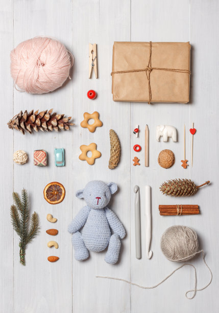 新年的模板，针线活项目，古董项目和针织玩具熊和礼品盒图片下载