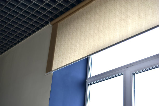 办公室里有窗帘的窗户图片下载