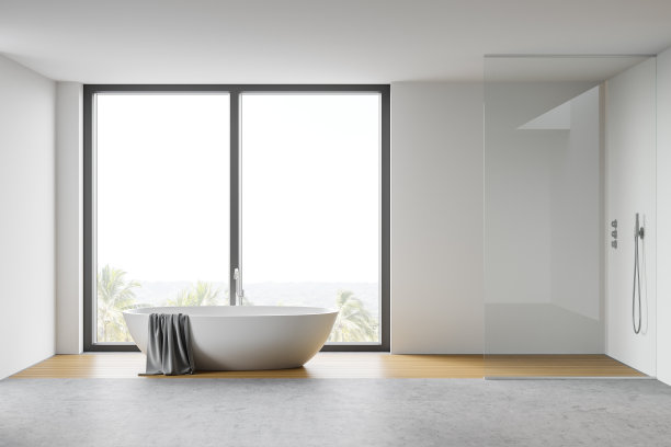 白色浴室内饰有浴缸和淋浴图片下载