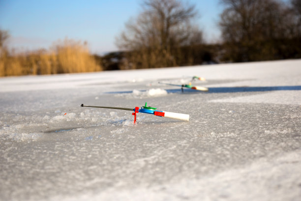 冬季钓鱼用渔具。图片下载