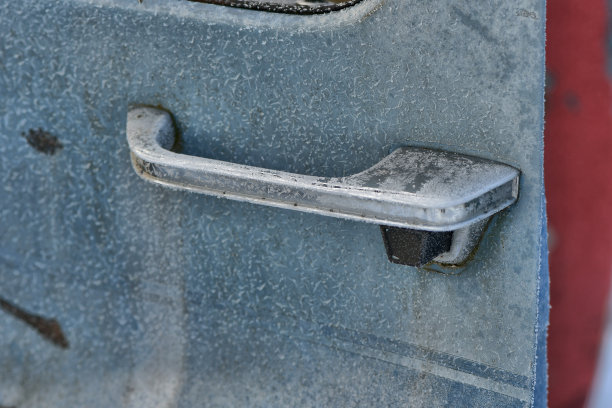 废弃的旧车门把手图片下载