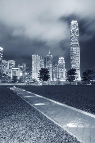晚上，香港市区的公园和天际线图片下载