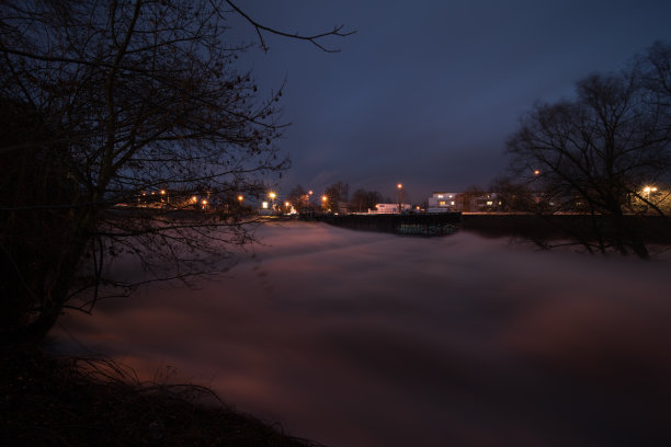 洪水在晚上图片下载