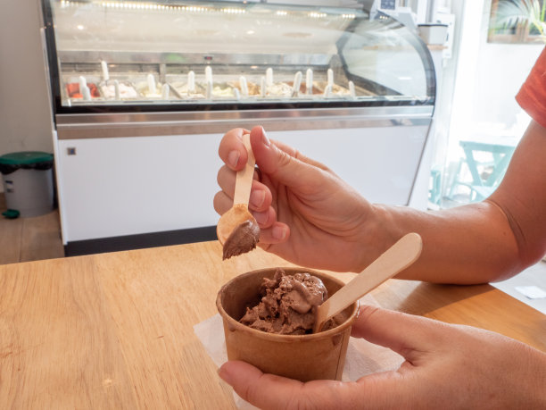 近距离观察在Gelateria吃冰淇淋的女人图片下载