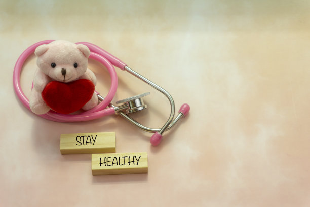 听诊器，小泰迪熊和木块。图片下载