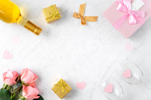 礼品盒和粉红玫瑰为情人节节日礼物的设计理念。图片下载