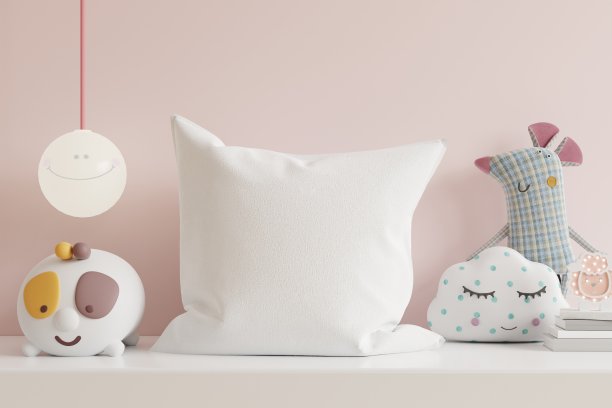 模型枕头在孩子的房间在浅粉红色的颜色墙的背景。图片下载