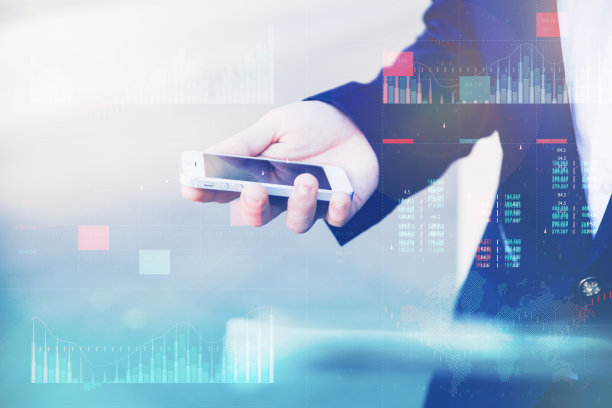 业务分析与关键性能指标仪表板概念。一名身穿蓝色夹克的商人手里拿着一部智能手机。图片下载