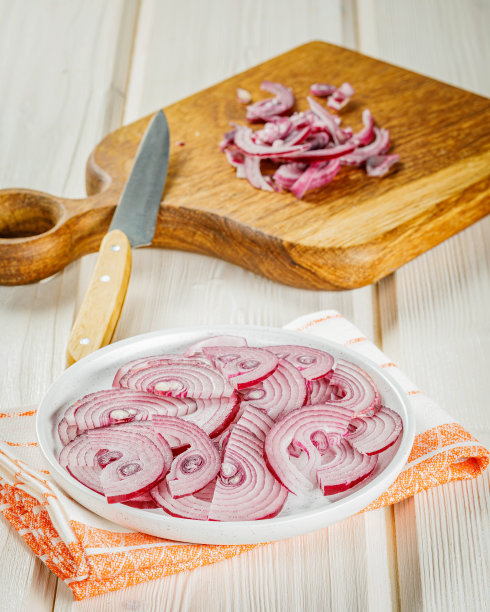 切成薄片的红色或紫色有机洋葱放在盘中图片下载