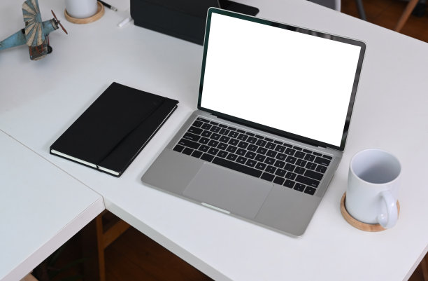 在白色的办公桌上模拟笔记本电脑，黑屏，笔记本和咖啡杯。图片下载
