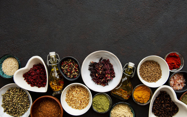 各种香料在一个碗上黑色图片下载