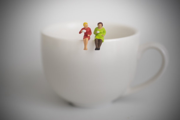 两个女人一起喝咖啡图片下载