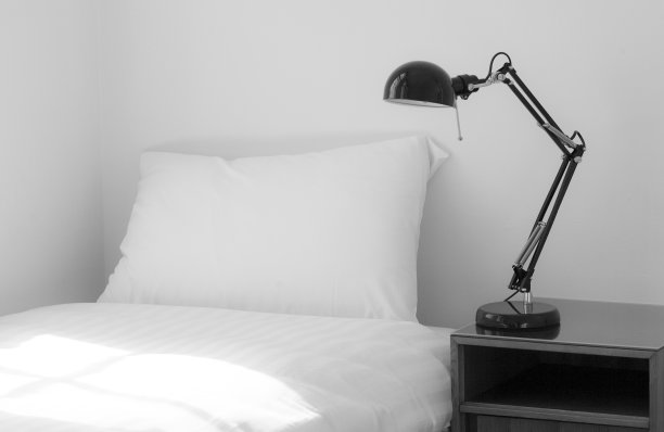 现代的床，边桌和灯图片下载