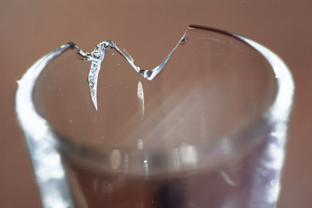 破碎的玻璃杯图片下载